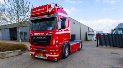 20250330-Tom-Holding-00192 20250330-Tom-Holding-00192